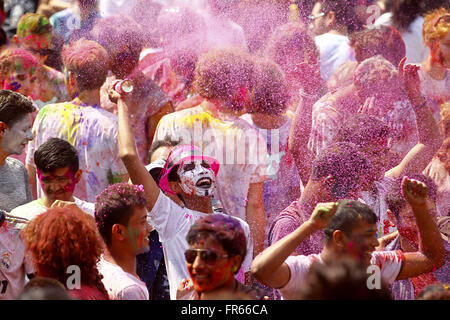 Kathmandu, Nepal. 22 Mar, 2016. Persone celebrano la Holi festival a Basantapur Durbar Square a Kathmandu, Nepal, Marzo 22, 2016. La Holi festival, noto anche come il festival dei colori è celebrata per contrassegnare l'inizio della stagione primaverile. Credito: Pratap Thapa/Xinhua/Alamy Live News Foto Stock