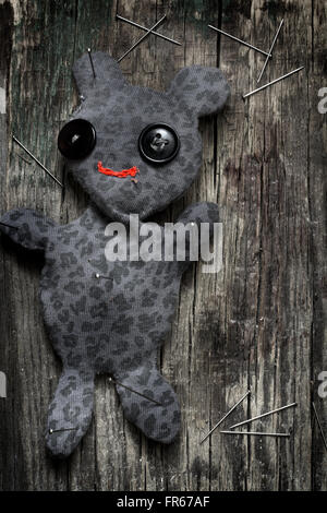 Voodoo Doll e pin su vintage vecchio pavimento in legno closeup Foto Stock