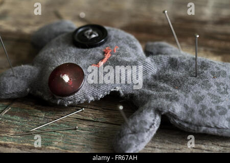 Voodoo Doll e pin su vintage vecchio pavimento in legno closeup Foto Stock