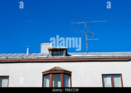 Antenne contro il cielo blu Foto Stock