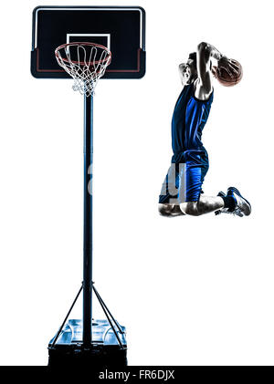 Un uomo giocatore di basket jumping dunking in silhouette isolato sfondo bianco Foto Stock