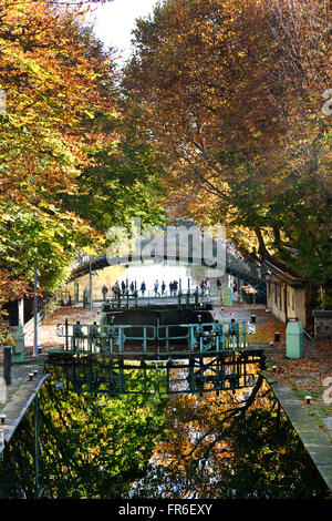 Canal Saint Martin Lock al ponte di Lancry a Parigi (il Canal Saint-Martin è un canale di 4,6 km (2,86 mi) di Parigi, che collega il Canal de l' Ourcq al fiume Senna.) Francia Foto Stock