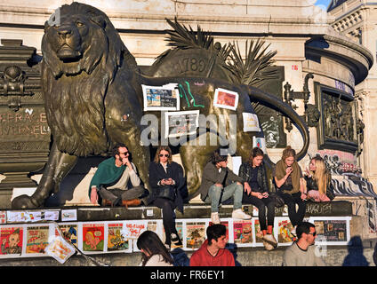 Parigi indignato ma ribelle dopo Charlie Hebdo dimostrazione ripresa Place de la République Franch francese ( dopo gli attentati di gennaio e dicembre 13, molti omaggi per le vittime sono stati depositati sulla Place de la Republique a Parigi ) Foto Stock