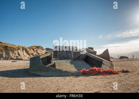 Bunker su una spiaggia danese. Fortificazione della costa del Mare del Nord dalla seconda guerra mondiale 2 Foto Stock