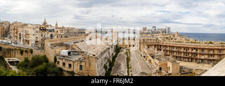 La Valletta, Malta - 30 Ottobre 2015 : Vista di La Valletta con storici edifici di pietra calcarea, su sfondo con cielo nuvoloso. Foto Stock