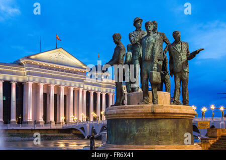 Repubblica di Macedonia Skopje, il Museo Archeologico della Macedonia e la statua di barcaioli di Salonicco Foto Stock