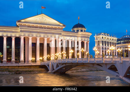 Repubblica di Macedonia Skopje, il Museo Archeologico di Macedonia e il ponte di civiltà Foto Stock