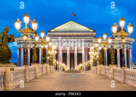 Repubblica di Macedonia Skopje, il Museo Archeologico di Macedonia e il ponte di civiltà Foto Stock