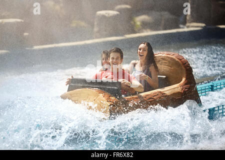 Wet amici ridere sul registro di acqua parco divertimenti ride Foto Stock