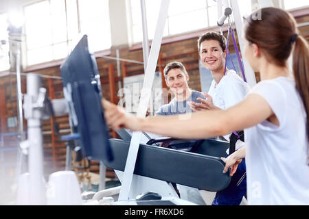 Fisioterapisti con uomo su tapis roulant Foto Stock