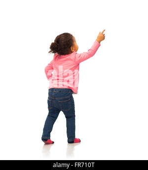 African Baby girl puntare il dito a qualcosa Foto Stock