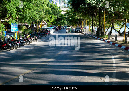 Vista giù per la strada principale, sulla spiaggia di Ao Nang. Foto Stock