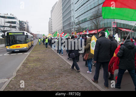 Curdi che protestavano contro il governo turco, chiedendo la fine della guerra in Kurdistan. Berlino, Germania. Foto Stock