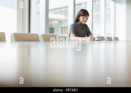 Imprenditrice lavorando in sala conferenze Foto Stock