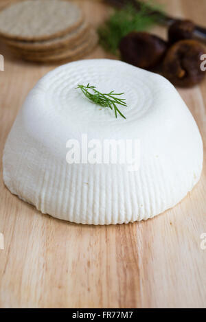 Home formaggio Fase finale: finito morbido bianco formaggio fresco, realizzato in un stampo conico. Foto Stock