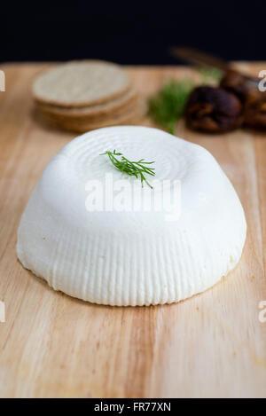 Home formaggio Fase finale: finito morbido bianco formaggio fresco, realizzato in un stampo conico. Foto Stock