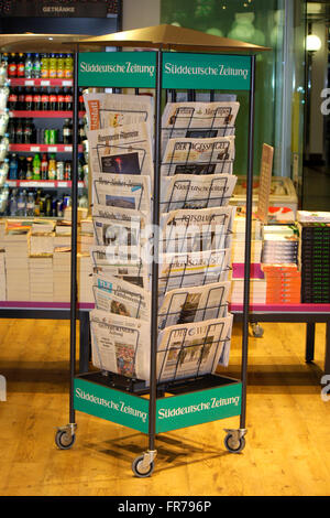 Zeitschriften und Tageszeitungsstaender mit dem Logo der 'Sueddeutschen Zeitung, Berlino. Foto Stock