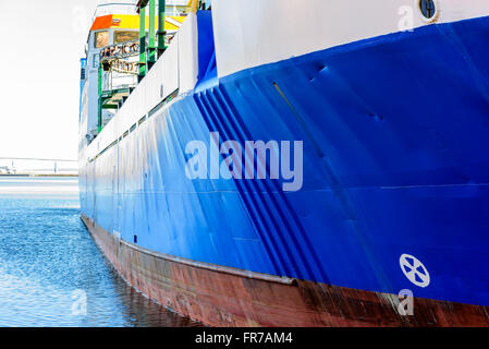 In prossimità del lato di dritta di una grande blu nave cargo. Simbolo di elica a chiglia contrassegnare il sottomarino posto per una sterzata Foto Stock
