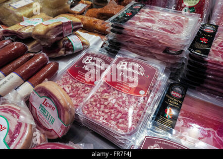 Salame , pancetta e salsiccia per pizza, bastoni da Grand Central Market, NYC Grand Central Market, NYC Foto Stock