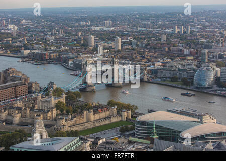 City of London skyline oltre il Fiume Tamigi e il Tower Bridge Foto Stock