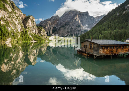 Il lago di Braies (Pragsersee) in Alto Adige in estate Foto Stock