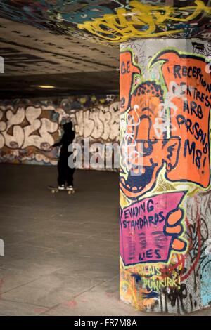 Lo skateboard e graffiti a undercroft sotto il Teatro Nazionale a Londra il South Bank Foto Stock