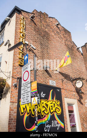 Cartello che diceva "Benvenuti a Manchester il villaggio gay". Canal Street, Manchester, Inghilterra. Regno Unito Foto Stock