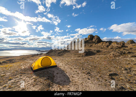 Camping nella valle rocciosa Foto Stock