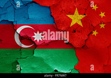 Bandiere di Azerbaigian e la Cina dipinta sulla parete incrinato Foto Stock