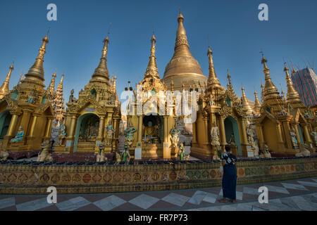 Golden Shwedagon Paya, il più sacro luogo di pellegrinaggio in Yangon, Myanmar Foto Stock