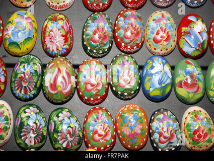 BUDAPEST, Ungheria - 4 Marzo 2016: Handmade colorate uova di pasqua per la vendita come un simbolo di festa a Budapest il mercato coperto Foto Stock