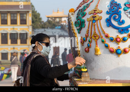 Kathmandu, Nepal - Dicembre 03, 2014: pellegrino in visita il buddista Stupa Boudhanath. Foto Stock