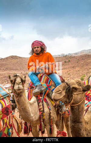 Bedouin sul cammello, Petra, Giordania Foto Stock