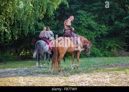 Zaporizhzhya cosacchi a cavallo contro uno sfondo di alberi Foto Stock