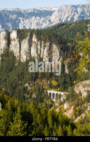 Österreich, Semmering, von 1967 - 1989 prägte der Blick auf das Viadukt "Kalte Rinne' den Anblick des 20 Schilling Scheines. Übe Foto Stock