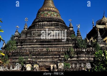 Chiang Mai, Thailandia: primo piano del gradino di base della campana Chedi a Wat Chetawan Foto Stock