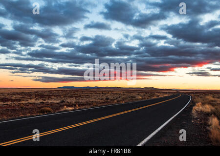 Strada vuota nel deserto dell'Arizona Foto Stock