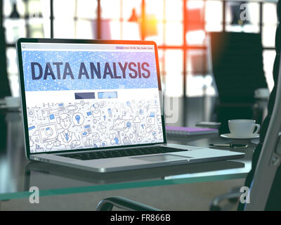 Lo schermo del notebook con l'analisi dei dati concetto. Foto Stock