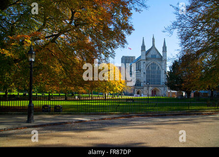 La Cattedrale di Winchester in autunno,Hampshire ,l'Inghilterra. Foto Stock