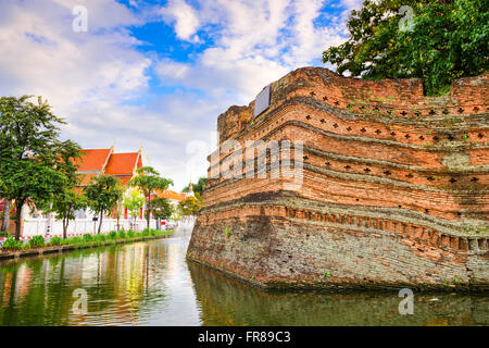 Chiang Mai, Thailandia vecchia città antiche mura e il fossato. Foto Stock