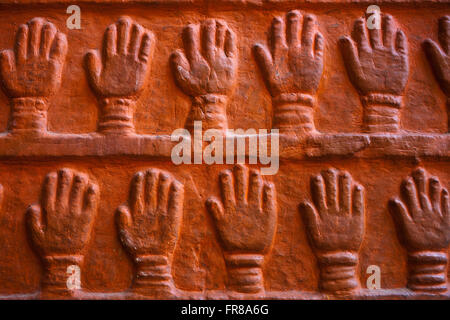 hands at the entrance to Mehrangar Fort, Jodhpur, Rajasthan, India Foto Stock