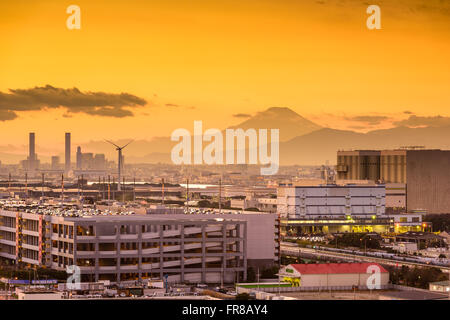 Kawasaki, Giappone fabbriche e Mt. Fuji. Foto Stock