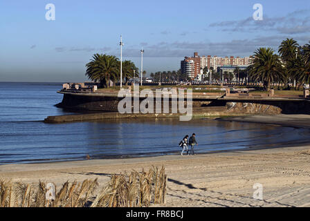 Vicinato e Pocitos beach sulla riva del River Plate di Montevideo Foto Stock