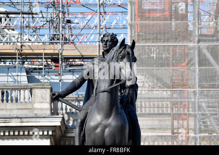 Londra, Inghilterra, Regno Unito. Trafalgar Square - impalcature sulla Galleria Nazionale dietro la statua di George IV Foto Stock