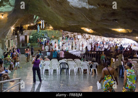 Pellegrini in pellegrinaggio nella grotta del Santuario de Bom Jesus da Lapa - Sao Francisco River Valley Foto Stock