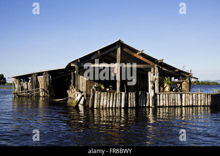 Riverside House sul bordo del fiume Paraguay allagato da mare-alta - Affilatura di Sega Foto Stock