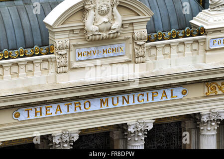 Facciata del Teatro Comunale di Rio de Janeiro nella regione della Cinelândia Foto Stock