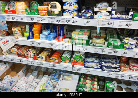 Assortimento di avvolto unione dei formaggi molli in uno scambiatore di calore del negozio di un ipermercato Real. Foto Stock