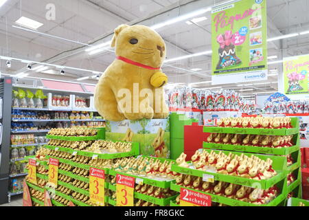 Lindt,Swiss,Svizzera, cioccolato, coniglietti,conigli,un',Pasqua, promozione, E.Leclerc, Superstore,ipermercato in Carcassonne,Aude,a sud di, Francia, Foto Stock