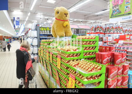 Lindt,Swiss,Svizzera, cioccolato, coniglietti,conigli,un',Pasqua, promozione, E.Leclerc, Superstore,ipermercato in Carcassonne,Aude,a sud di, Francia, Foto Stock